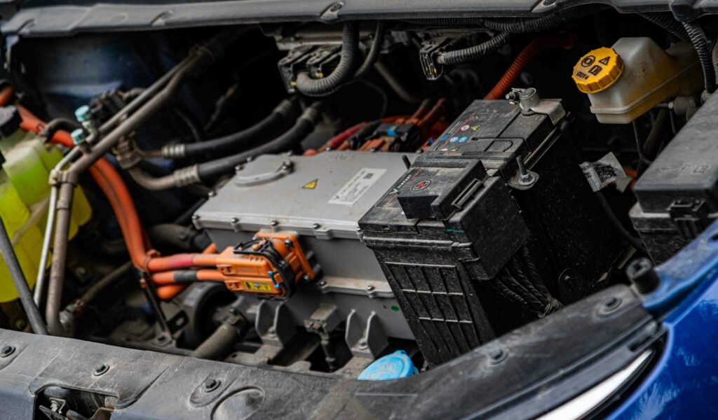 Motor eléctrico y componentes de alta tensión en el compartimento delantero de un coche eléctrico