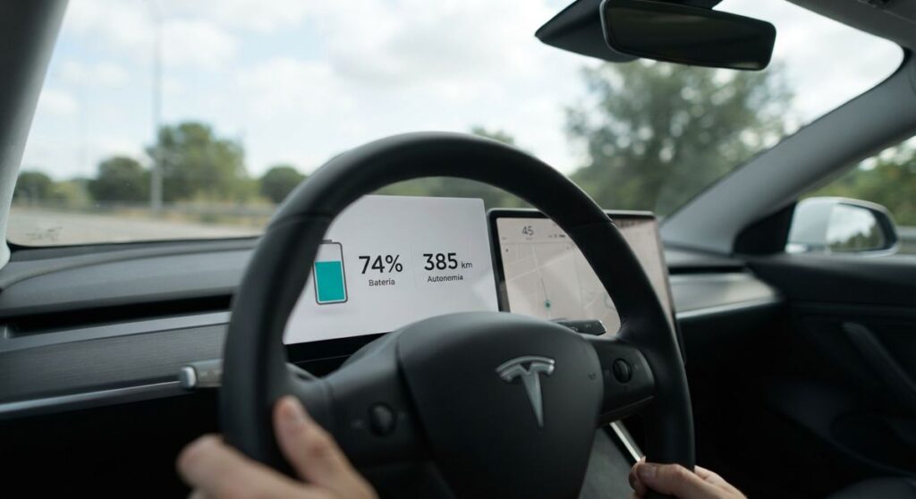 Salpicadero de un coche eléctrico mostrando el porcentaje de batería y la autonomía